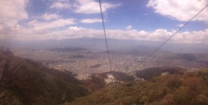 La vista (un poquito borrosa) de la gondola hacia Quito